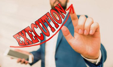 İnfazı gösteren bir not yazıyorum. İş fotoğrafının bunu göstermesi ya bir uygulama düzeni ya da eylem rotası oluşturur ya da dijital ok başı eğrisi büyüme konseptini gösterir.