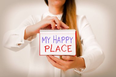 Mutlu Evim 'i gösteren bir mesaj. Kavramsal fotoğraf güzel bir şey oldu ya da onlar hayattan memnunlar. Model farklı boş renk notlarını gösteriyor. Fikir yazmak için model oluşturuyorlar..