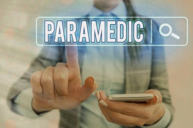 Kelime yazma paramedikçisi. Acil tıbbi işlerde uzmanlığı olan bir sağlık çalışanı için iş kavramı Web araması dijital bilgi fütüristik teknoloji ağı bağlantısı.