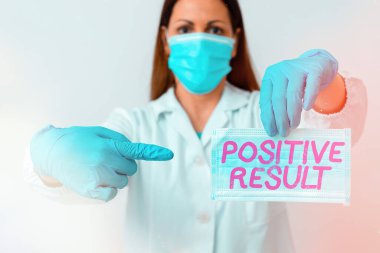 Pozitif Sonuçları gösteren not yazılıyor. İş fotoğraflarının gösterilmesi, bir bireyde tıbbi teşhis analizi için hastalık, durum veya biyoişaret laboratuvarı kan örneği olduğunu gösteriyor..