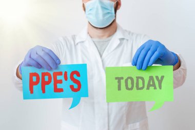 Ppe 'leri gösteren bir not yazıyorum. Sticker Paper Smartphone 'un sunduğu sağlık ve güvenlik tehlike laboratuarı teknisyenlerine karşı özel ekipman sergileniyor.