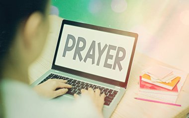 Duayı gösteren kavramsal el yazısı. Tanrı 'ya hitaben yapılan yardım ya da teşekkürlerin ifadesi için resmi fotoğraf gösterimi renkli bokeh arkaplan altında modern cihazlar beyaz ekran.