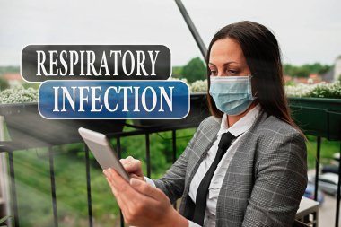 Solunum Enfeksiyonunu gösteren kavramsal el yazısı. İş fotoğrafı metni herhangi bir bulaşıcı hastalığın normal nefes alma bilincini doğrudan etkileyen ihtiyati tıbbi bilinçlendirme ile ilgili