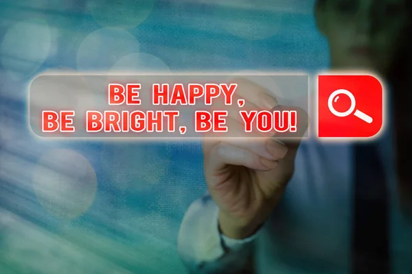 Schrijfbriefje met Be Happy, Be Bright, Be You. Zakelijke foto presentatie gevoel tevreden met het leven Wees trouw aan zelf Web zoeken digitale informatie futuristische technologie netwerkverbinding. — Stockfoto