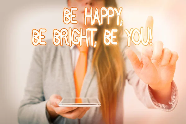 글씨체는 Happy, Be Bright, Be You 이 다. 인생에 만족하는 것을 의미하는 개념은 항해의 발전을 상징하는 손가락을 가리키는 자기 모델에 충실하다. — 스톡 사진