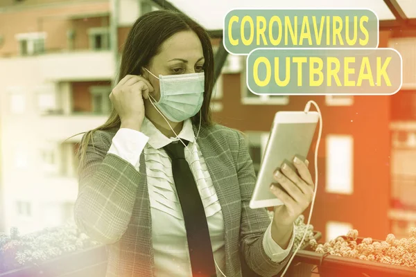 文字标牌显示考罗那韦病毒爆发。新发现的COVID19引起的概念摄影传染病用一套医疗预防设备提高健康意识. — 图库照片