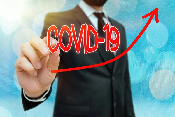 Kézírás szöveg írás Covid19. Fogalom jelentése enyhe vagy súlyos légzőszervi betegség, amit a coronavirus digitális nyílásgörbéje okoz, amely felfelé emelkedik, ami a növekedés fejlődésének koncepcióját jelöli.. — Stock Fotó