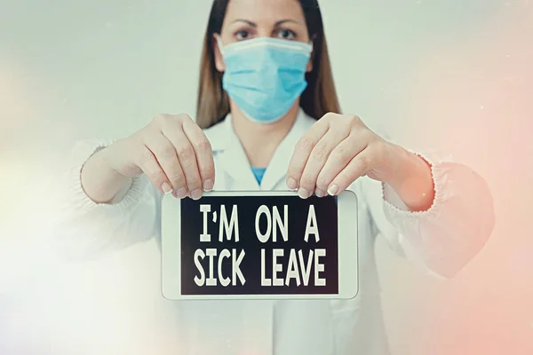 Signo de texto que muestra Im On A Sick Leave. Foto conceptual pagado tiempo libre del trabajo para abordar su problema de salud Técnico de laboratorio con accesorios de papel adhesivo vacío smartphone . — Foto de Stock