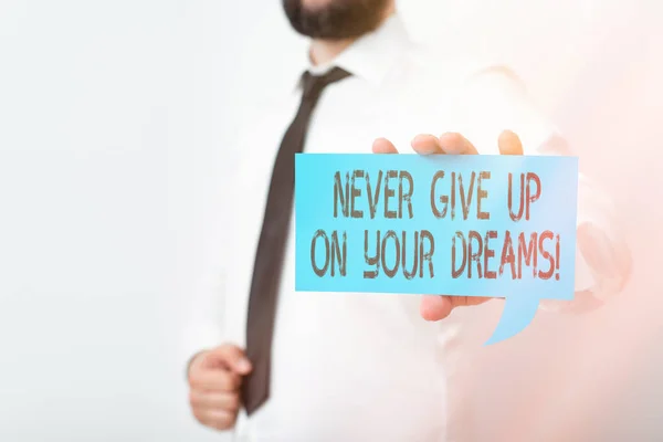 Konceptuell handstil som visar Never Give Up On Your Dreams. Business photo showcasing Tro på dig själv Walking the walk Visa olika färgtoner för att betona innehåll. — Stockfoto