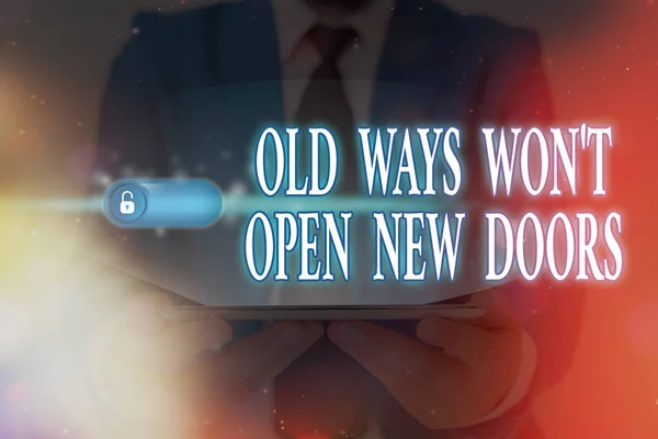 Ordskrivande text Old Ways öppnar inte nya dörrar. Affärsidé för att förändra tillvaron Nytt företag Graphics hänglås för webbdatasäkerhetssystem. — Stockfoto