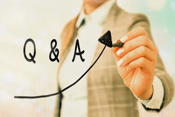 Conceptueel handschrift met Q en A. Business foto tekst waarin een individu vragen stelt en een ander om ze te beantwoorden Digitale pijlpunt curve die groei ontwikkeling concept. — Stockfoto