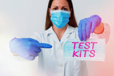 Test kitlerini gösteren bir not yazıyorum. Tıbbi tanı analizi için laboratuvar kan testi numunesinde bir şeyin varlığını tespit etmek için kullanılan iş fotoğrafı gösterme araçları.
