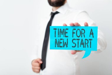 Kavramsal el yazısı yeni bir başlangıç zamanını gösteriyor. Bir olay ya da sürecin başlangıcını gösteren iş fotoğrafı içeriği vurgulamak için farklı renk notları göstererek Başlat.