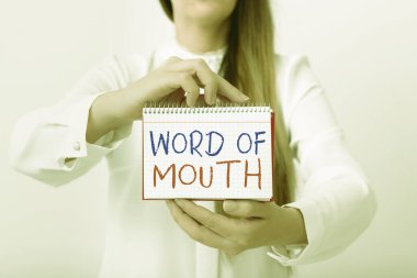 Ağzından çıkanı kulağın duyuyor mu? Yazılmadan iletilen kavramsal fotoğraf bilgisi fikri yazmak için farklı boş renk notlarını gösteren bir model..