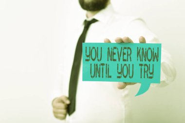 Kavramsal el yazısı denemeden bilemezsin. İş fotoğraflarının sergilenmesi her zaman cesur ve maceralı olur. İçeriği vurgulamak için farklı renk notları gösteren bir birey..