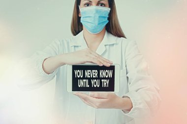 Kavramsal el yazısı denemeden bilemezsin. İş fotoğrafı sergisi her zaman cesur ve maceraperest olmuştur. Kağıt aksesuarları ve akıllı telefonları olan bir teknisyen..