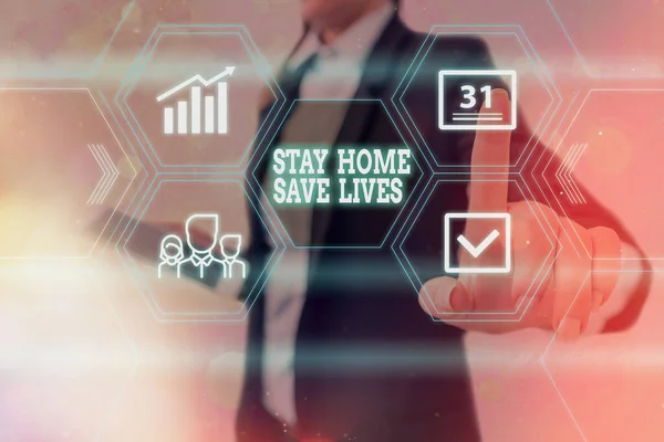 Textschild mit der Aufschrift Stay Home Save Life. Konzeptfotos verringern die Zahl der infizierten Patienten, indem sie das Haus nicht verlassen.. — Stockfoto