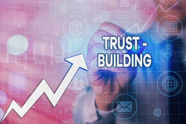 Γραπτό σημείωμα που δείχνει κτίριο Trust. Business photo showcasing developing trust in έτσι ώστε να μπορούν να λειτουργήσουν αποτελεσματικά σύμβολο βέλους πηγαίνει προς τα πάνω δείχνει σημαντικό επίτευγμα. — Φωτογραφία Αρχείου