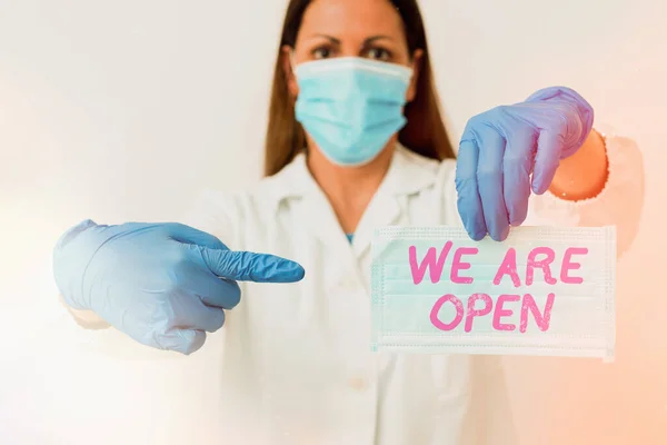 Escribiendo una nota que muestra que estamos abiertos. Foto comercial que muestra ninguna barrera de encierro o confinamiento, accesible por todos lados. Muestra de análisis de sangre de laboratorio para análisis de diagnóstico médico. . — Foto de Stock