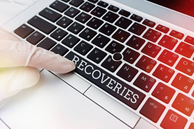 İyileşmeleri gösteren bir not yazıyorum. İş fotoğrafı gösterme işlemi. Kayıp bir şeyi ele geçirme ya da kontrol etme. Kan örneği şişesi incelenmeye hazır..