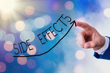 Kelime Yazma Yan Efektleri. Bir uyuşturucu veya tıbbi tedavide istenmeyen etkiler için iş kavramı Dijital ok başı eğrisi yukarı doğru yükselişi büyüme kavramını gösterir.