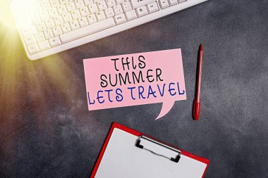 Bu Yaz Gezisi 'ni gösteren kavramsal el yazısı. Tatil için bir yerden başka bir yere yapılan iş seyahatleri. Akıllı telefonlu kağıt aksesuarlar farklı arka planda düzenlenmiş..