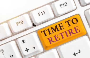 El yazısı. Emeklilik zamanı. Tasarruf hesabı, sigorta ve emeklilik planı anlamına gelen kavram. Boş kopya alanına aksesuarlar yerleştirilmiş farklı renkte klavye anahtarı..