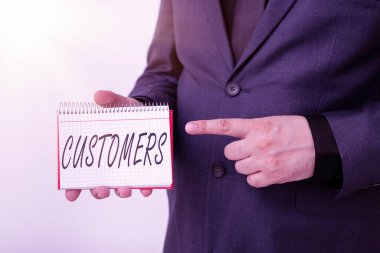 El yazısı müşteriler için. Bireysel ya da örgütsel satın alma ürünleri ya da hizmetleri kavramsallaştır. Model, fikir yazmak için farklı boş renk notlarını görüntüler..