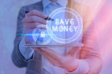 Tasarruf Parasını gösteren metin işareti. Bütçeye konsept fotoğraf veya gelecek için kenara para ayırmak veya web veri bilgi güvenlik uygulama sistemi için acil grafik asma kilidi.