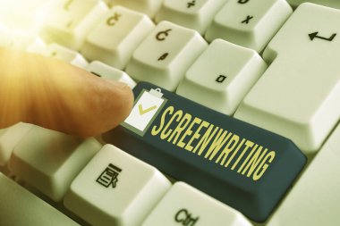 Metin yazma metni. Medya iletişimi için betik yazma sanatı ve zanaatı için iş konsepti Beyaz pc klavye beyaz tuş kopya alanının üzerinde boş not kağıdı.