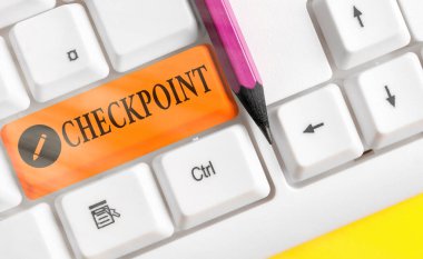 El yazısı metin kontrol noktası. Gezginlerin güvenlik kontrollerine tabi olduğu beyaz pc klavyeli beyaz nota kağıdının beyaz tuş alanının üzerinde olduğu insanlı giriş kavramı.