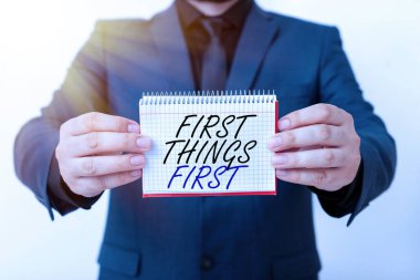 İlk Şeyler Önce 'yi gösteren bir not yazıyorum. İş fotoğrafçılığı İş dünyası, teknoloji, internet, önceliklerinizi ayarlayın ve en önemli model farklı boş renk not defteri maketlerini görüntüleyin