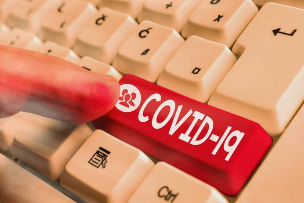 Ordskrivning text Covid19. Affärsidé för lindrig till svår respiratorisk sjukdom som orsakas av ett coronavirus Vitt tangentbord med tomt anteckningspapper ovanför vit nyckel kopiera utrymme. — Stockfoto