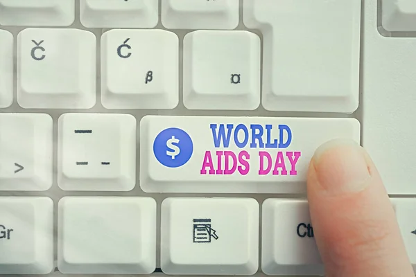Skriva lapp som visar Världsaidsdagen. Företagsfoto visar upp en internationell dag för att öka medvetenheten om AIDS pandemic Pc tangentbord med pekfingret ovanför bakgrunden kopiera utrymme. — Stockfoto
