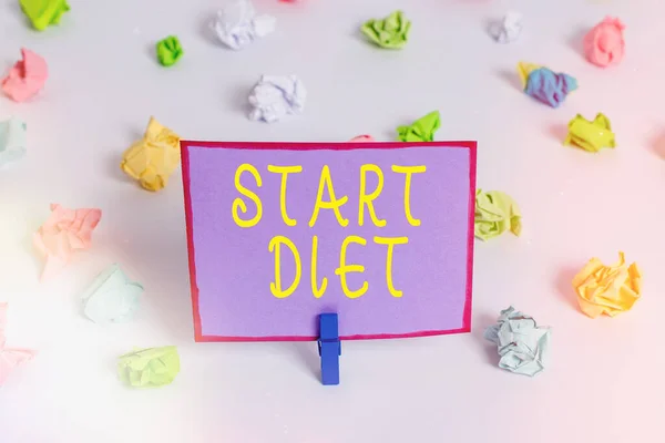 Nota de escritura que muestra la dieta de inicio. Foto de negocios que muestra la práctica de comer alimentos de una manera regulada y supervisada. Papel arrugado coloreado, recordatorio vacío, pasador de ropa de piso blanco. . — Foto de Stock