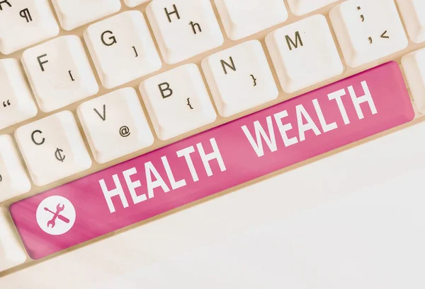 健康上の富を示すメモを書く。健康的な心と体を紹介するビジネス写真は富と幸福をもたらすことができます空のコピースペースに配置されたアクセサリーと色のキーボードキー. — ストック写真