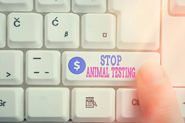 Εγγραφή σημειώματος που δείχνει Stop Animal Testing Επαγγελματική φωτογραφία showcasing θέσει τέλος στον πειραματισμό των ζώων ή την έρευνα πλήκτρο πληκτρολογίου Pc με το δάχτυλο πάνω από το χώρο αντίγραφο φόντου. — Φωτογραφία Αρχείου