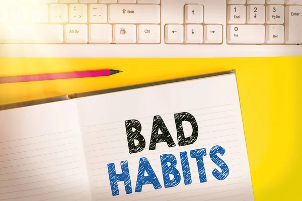 Woord schrijven tekst Bad Habits. Zakelijk concept voor het oncontroleerbare negatieve gedragspatroon van een individueel Kopieerruimte op notebook boven gele achtergrond met toetsenbord op tafel. — Stockfoto