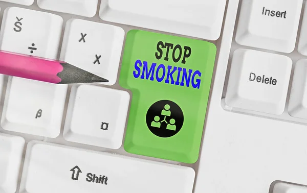 Wortschreibtext Rauchen aufhören. Geschäftskonzept für den Prozess der Einstellung oder Beendigung des Tabakrauchens Verschiedene farbige Tastaturtasten mit Zubehör auf leerem Kopierraum angeordnet. — Stockfoto