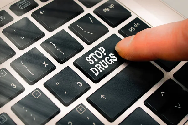 Texto de escritura de palabras Stop Drugs. Concepto empresarial para poner fin a la dependencia de sustancias como la heroína o la cocaína Tecla de teclado PC con el dedo en la punta por encima del espacio de copia de fondo . — Foto de Stock