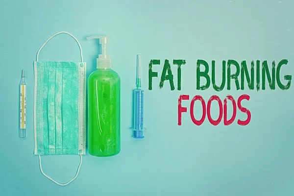 Sinal de texto mostrando Fat Burning Foods. Foto conceitual produzir perda de gordura, estimulando o metabolismo para reduzir o apetite Equipamentos médicos primários de precaução para a proteção de cuidados de saúde . — Fotografia de Stock