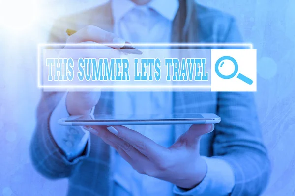 Textschild mit der Aufschrift This Summer Lets Travel. Konzeptionelle Fotoreise von einem Ort zum anderen im Urlaub Web-Suche digitale Informationen futuristische Technologie Netzwerkverbindung. — Stockfoto