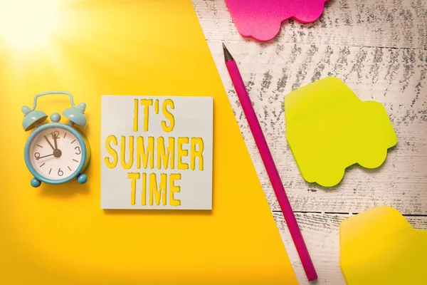 Текстовый знак "It S Summer Time". Концептуальный сезон фото для веселья и волнения наслаждаясь солнечной погодой Блокнот автомобиль липкие заметки бумаги бумаги лист будильник деревянный фон. — стоковое фото