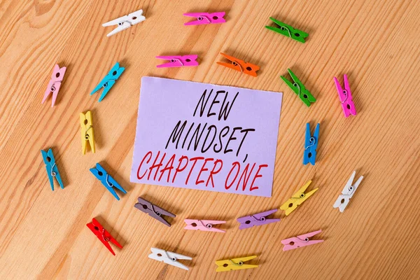 ( 영어 ) New Mindset, Chapter 1. 태도와 사고 방식의 변화를 의미하는 개념은 힘든 작업을 개선하는 데 도움이 된다. — 스톡 사진