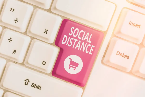 Texte indiquant la Distance Sociale. Photo conceptuelle conservant une distance physique à intervalle élevé pour la sécurité de la santé publique Touche clavier de couleur différente avec accessoires disposés sur un espace de copie vide. — Photo