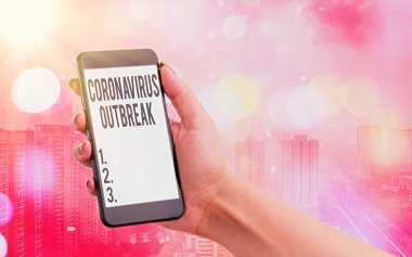 El yazısı Coronavirus Salgını. Kavram, yeni keşfedilen COVID19 'un sebep olduğu bulaşıcı hastalıklar anlamına geliyor. Renkli arka plan altında beyaz ekranlı modern cihazlar..