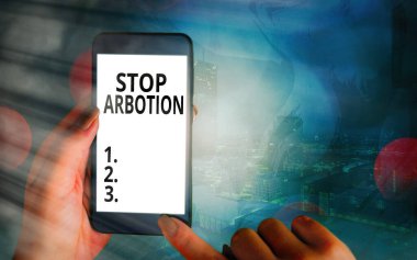 El yazısıyla Arbotion 'ı durdurun. Kürtaj uygulamasını savunmak anlamına gelen kavram Prolife hareketi beyaz ekranlı modern aygıtlar renkli bokeh arkaplan altında.