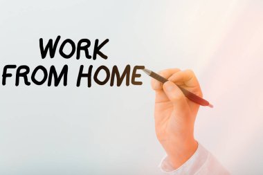 Ev 'den El Yazısı Yazısı Yazısı. Konsept, şirketle daha çok evden iletişim kurmak anlamına geliyor. Kalemi promosyon amaçlı kullanıma hazır tutmanın farklı çekimlerini gösteren esnek bir model..