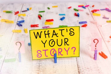 Hikaye Sorunu 'nu gösteren metin işareti. Kavramsal fotoğraf ya da bize hayat tecrübelerinizi ve başarılarınızı anlatın Tahta masaya yerleştirilmiş ataçlarla yazılmış ve parçalanmış kağıtlar.