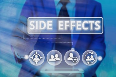 Yan etkileri gösteren not yazılıyor. Bir uyuşturucu veya tıbbi tedavinin tipik istenmeyen etkilerini gösteren iş fotoğrafı. Dijital teknoloji ağı bilgisel elementleri.